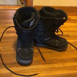 Thirty two snowboarding boots size 8